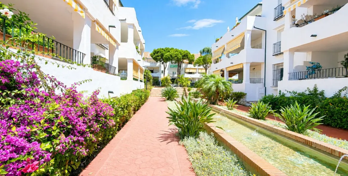 Venta de apartamento en planta media en Estepona 5