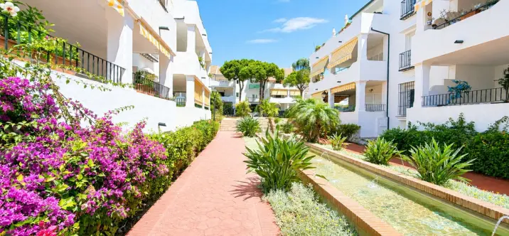 Venta de apartamento en planta media en Estepona 4
