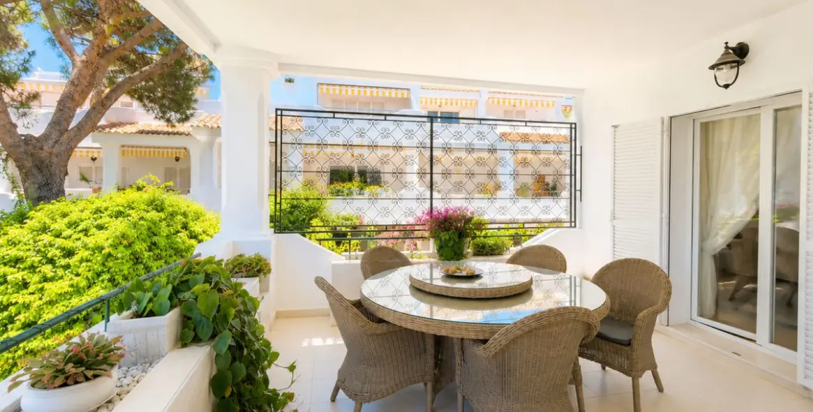 Venta de apartamento en planta media en Estepona 6