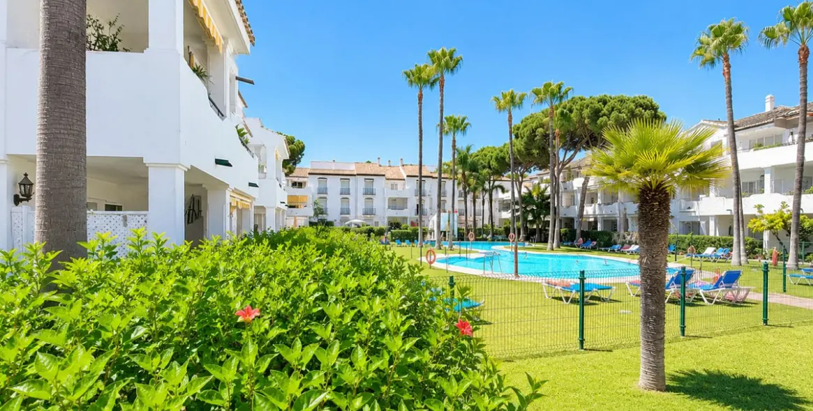 Venta de apartamento en planta media en Estepona 10