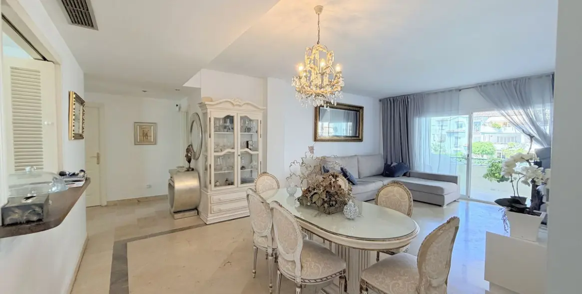 Venta de apartamento en planta media en Estepona 11