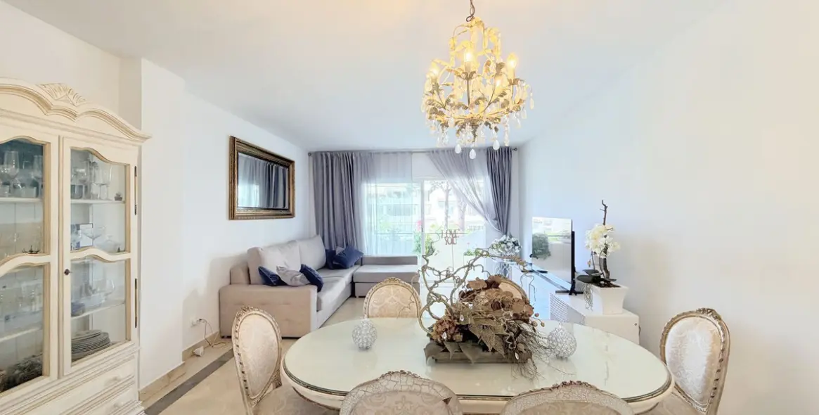 Venta de apartamento en planta media en Estepona 12