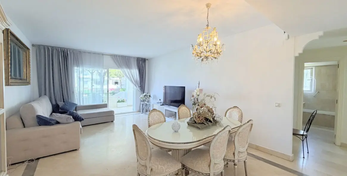 Venta de apartamento en planta media en Estepona 13