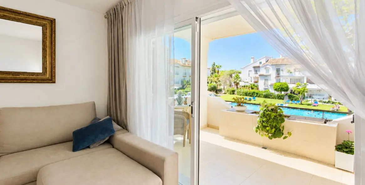 Venta de apartamento en planta media en Estepona 15