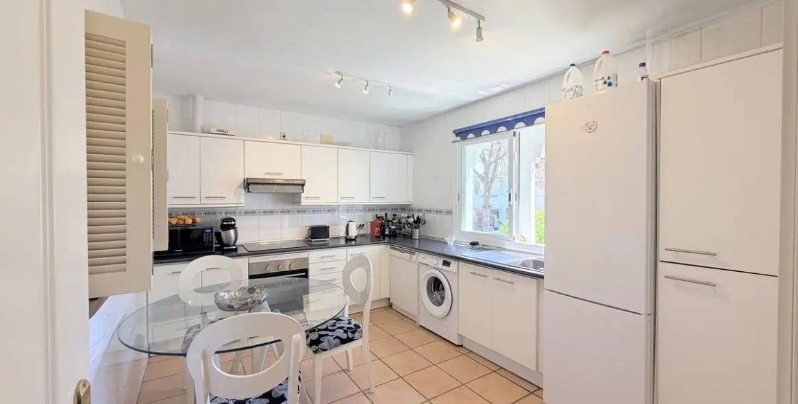 Venta de apartamento en planta media en Estepona 17