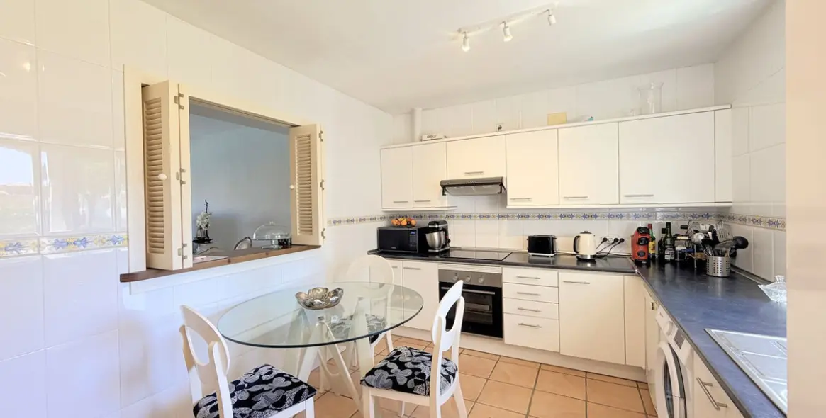 Venta de apartamento en planta media en Estepona 18