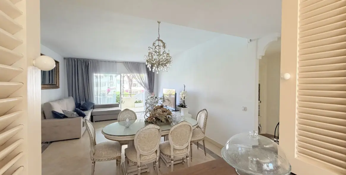 Venta de apartamento en planta media en Estepona 19