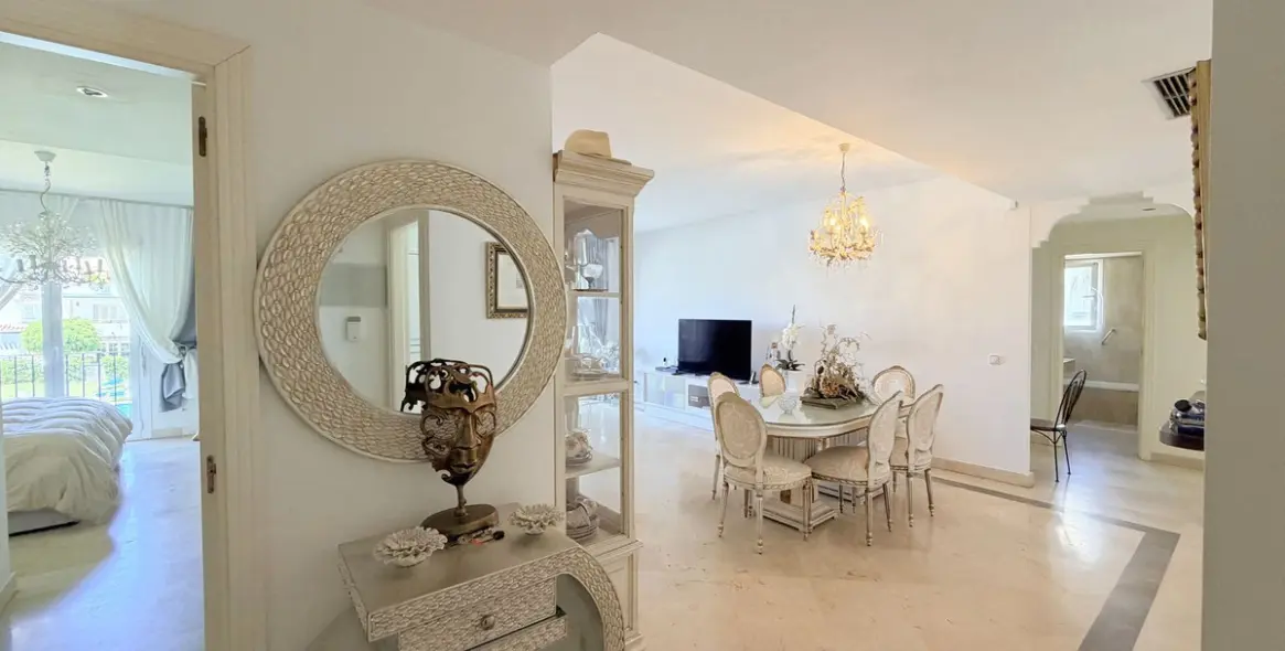 Venta de apartamento en planta media en Estepona 20