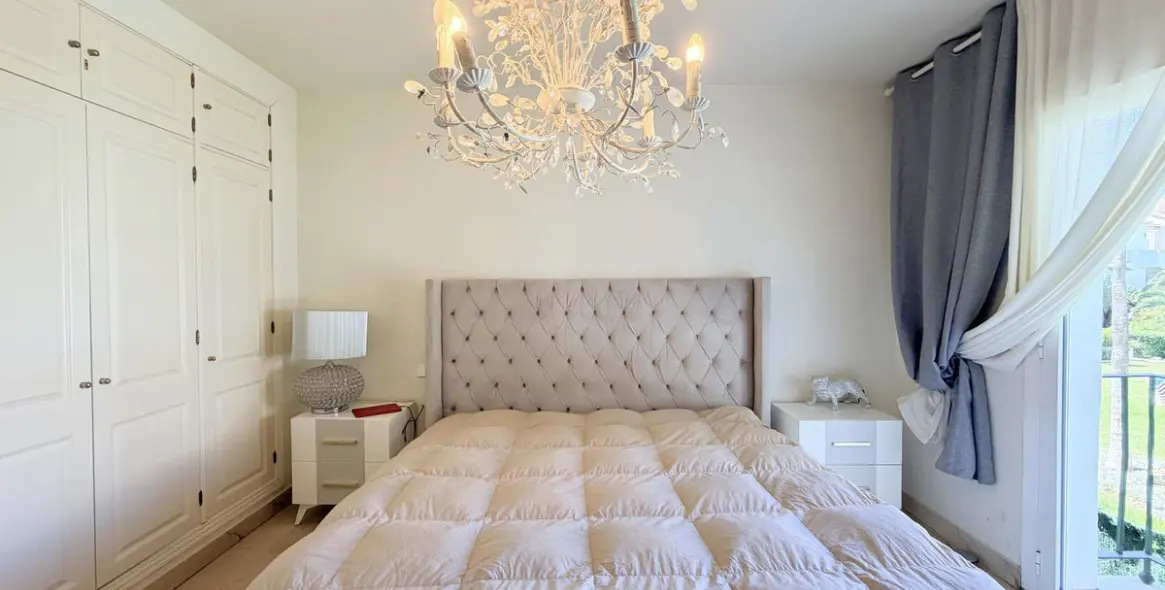 Venta de apartamento en planta media en Estepona 22
