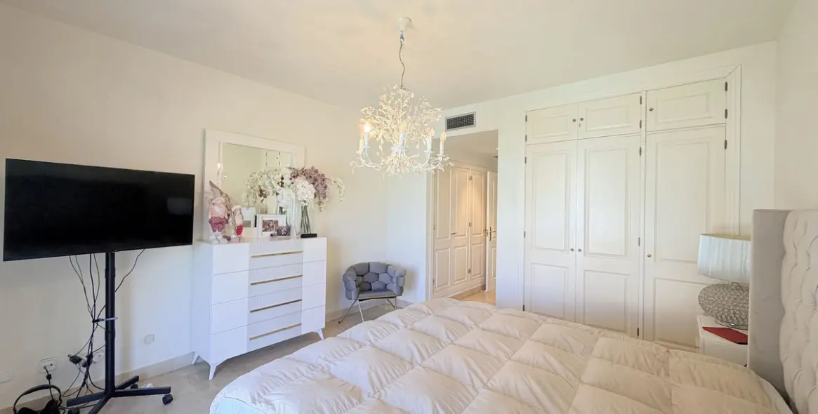 Venta de apartamento en planta media en Estepona 23