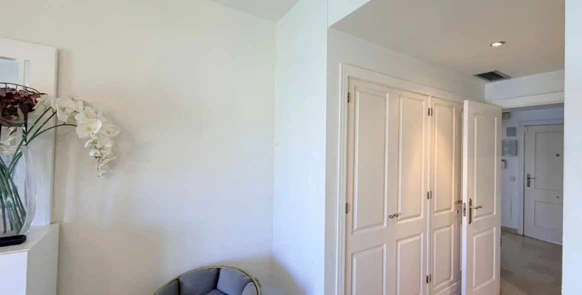 Venta de apartamento en planta media en Estepona 24
