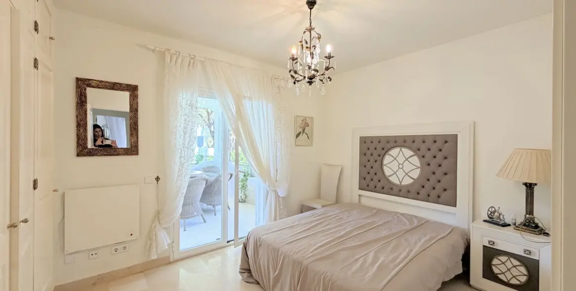 Venta de apartamento en planta media en Estepona 26