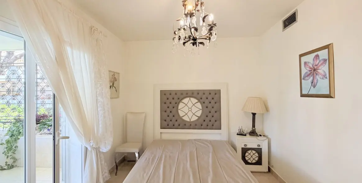 Venta de apartamento en planta media en Estepona 27