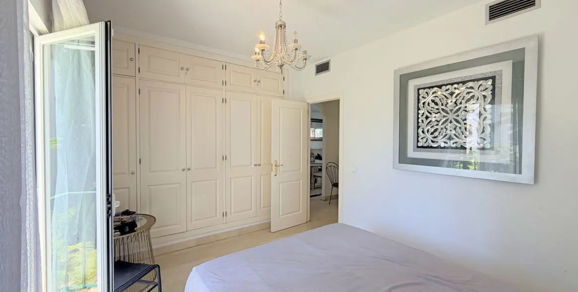 Venta de apartamento en planta media en Estepona 28