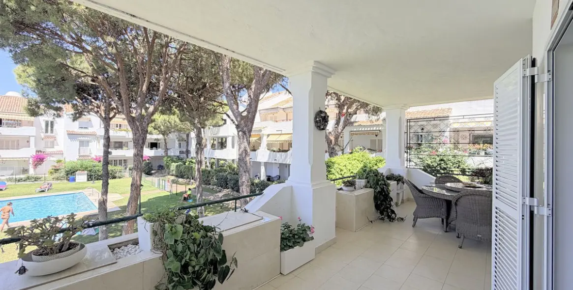 Venta de apartamento en planta media en Estepona 29