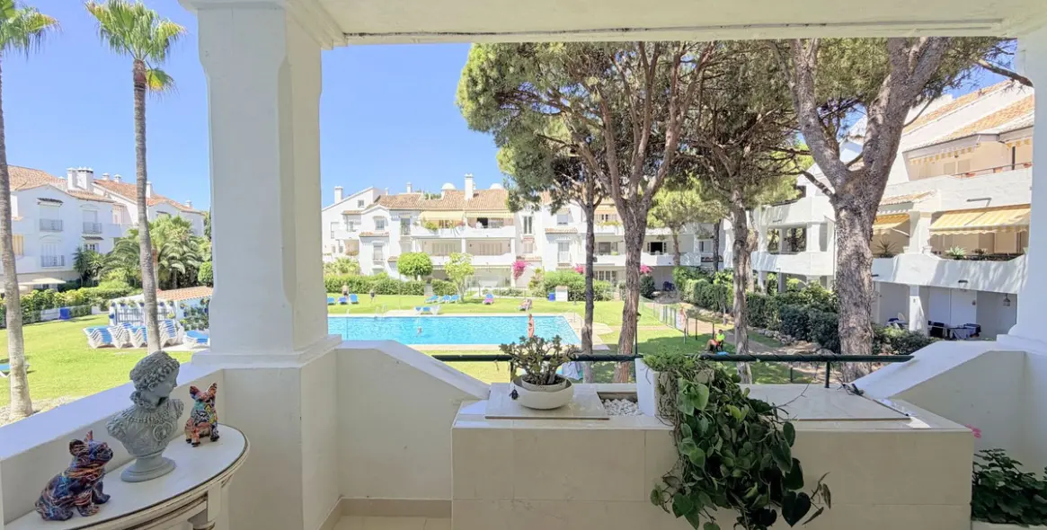 Venta de apartamento en planta media en Estepona 31