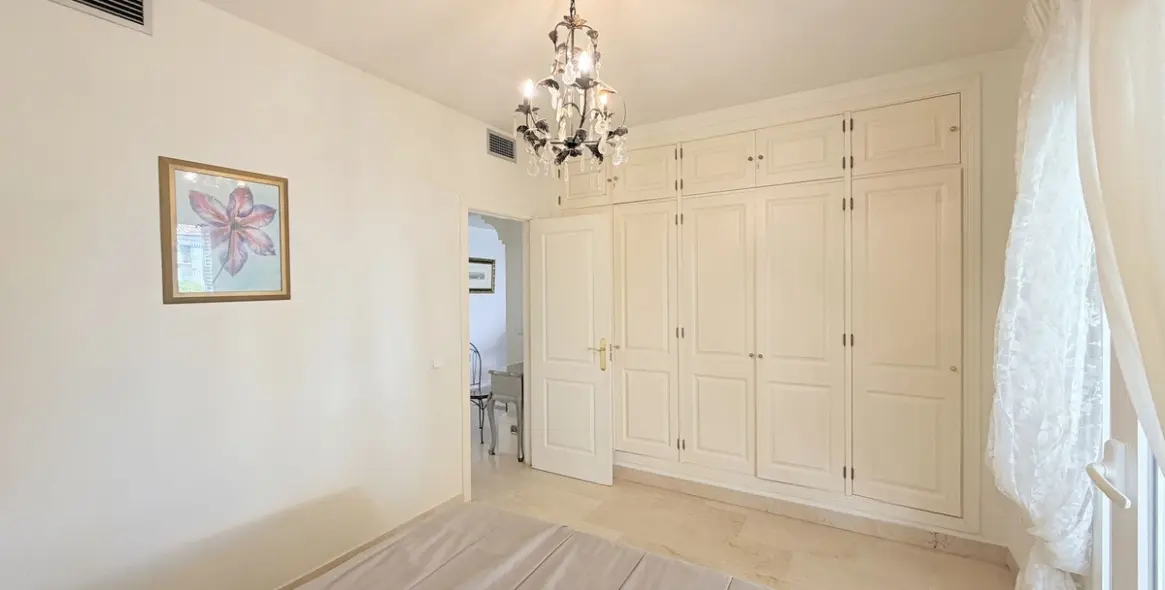 Venta de apartamento en planta media en Estepona 32