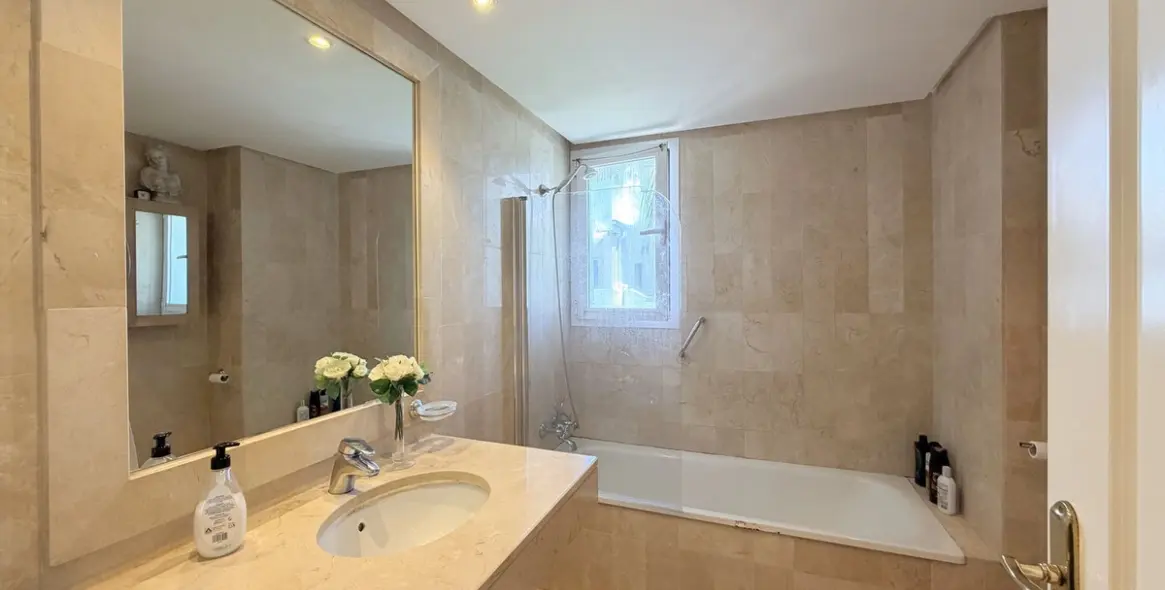 Venta de apartamento en planta media en Estepona 33