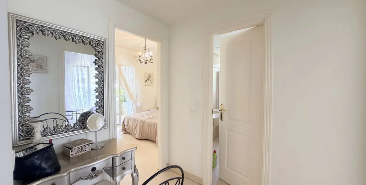 Venta de apartamento en planta media en Estepona 35