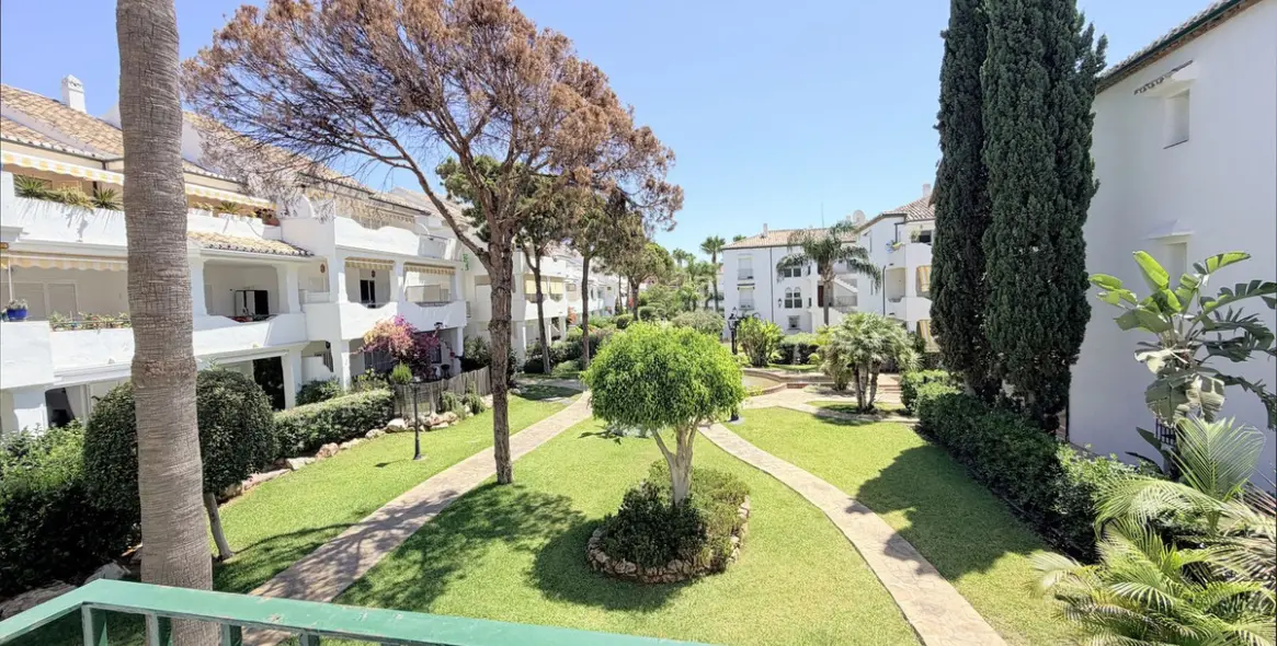 Venta de apartamento en planta media en Estepona 36