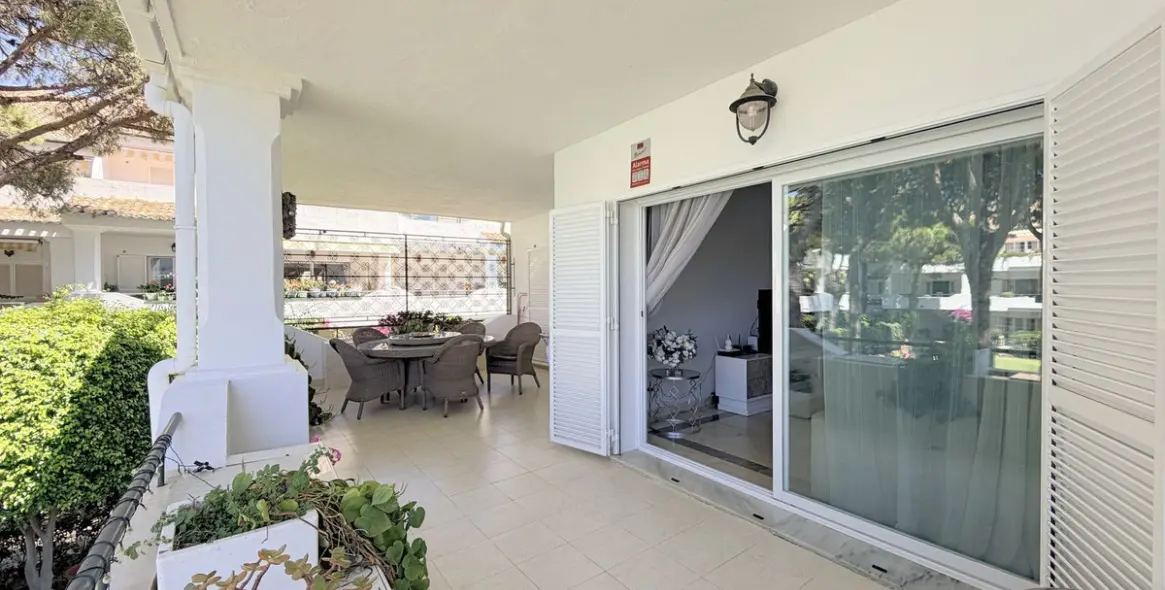 Venta de apartamento en planta media en Estepona 37