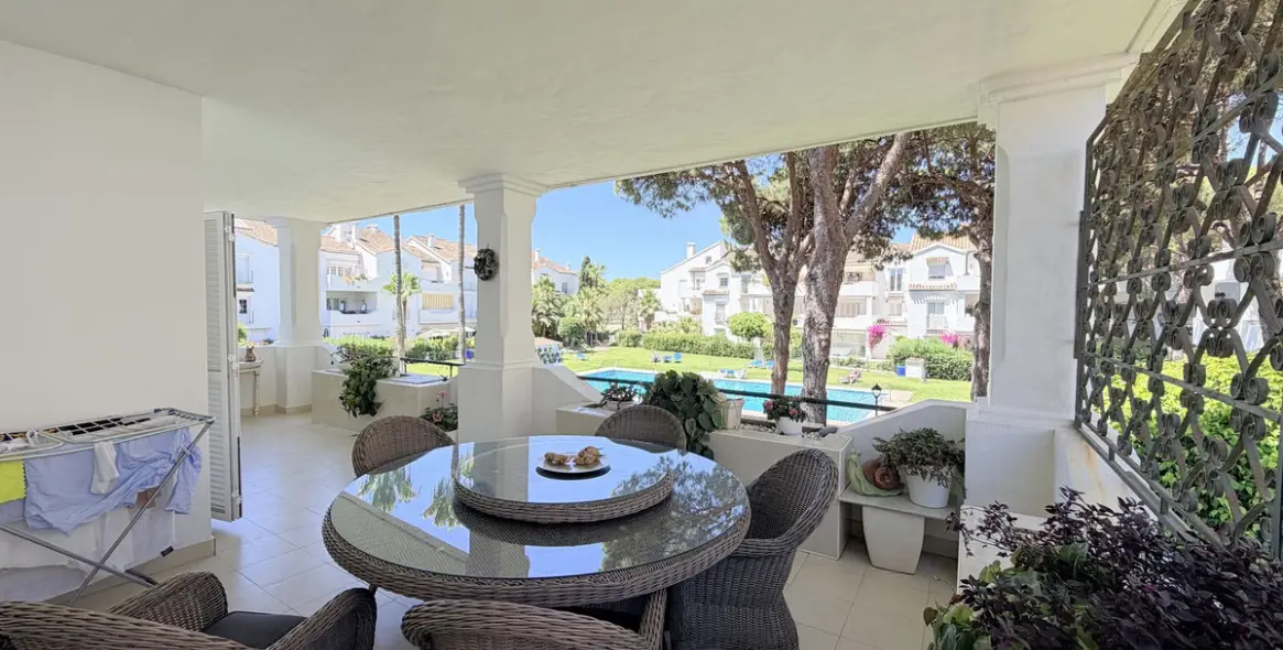 Venta de apartamento en planta media en Estepona 38