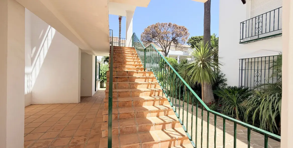 Venta de apartamento en planta media en Estepona 39