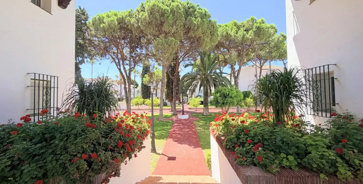 Venta de apartamento en planta media en Estepona 40