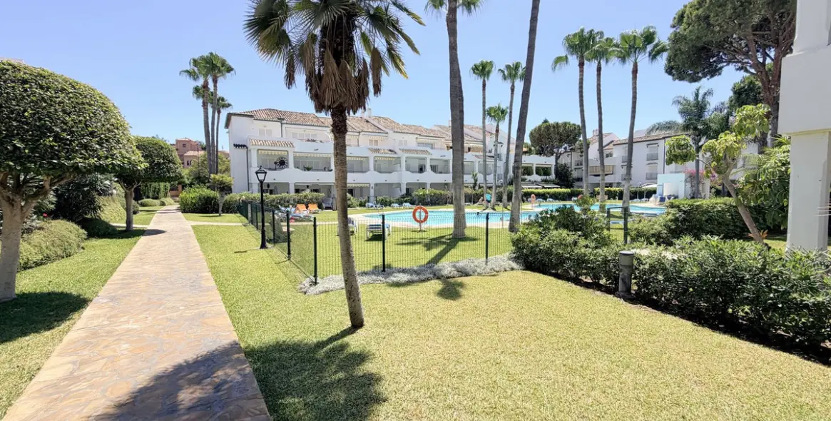 Venta de apartamento en planta media en Estepona 42