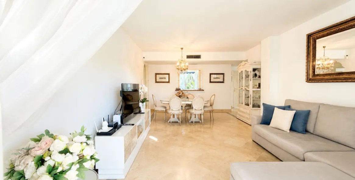 Venta de apartamento en planta media en Estepona 43