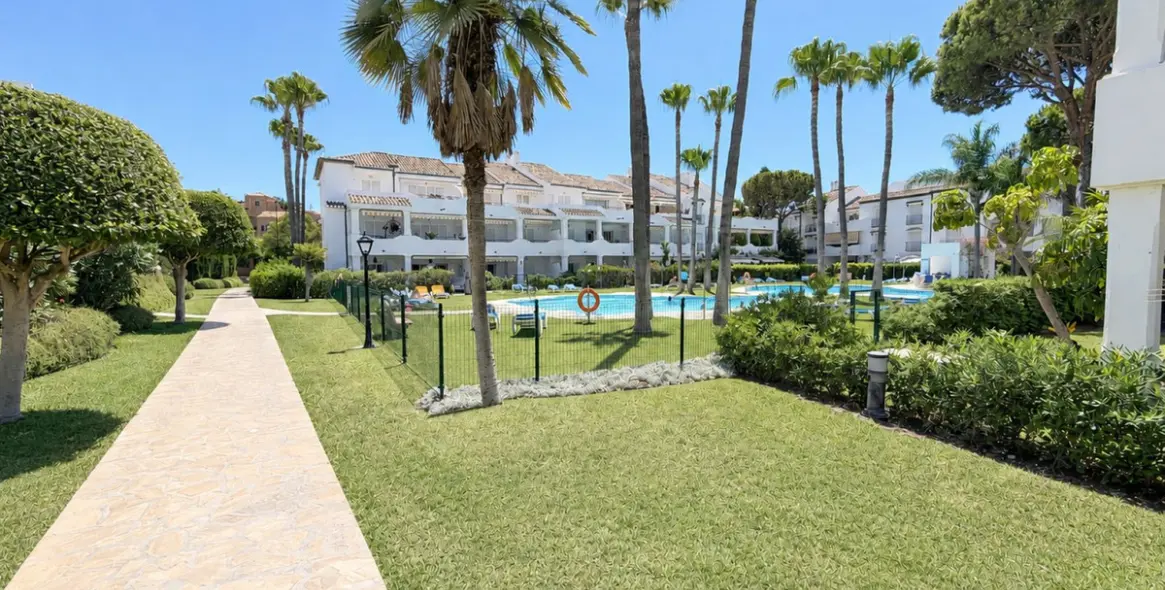 Venta de apartamento en planta media en Estepona 45