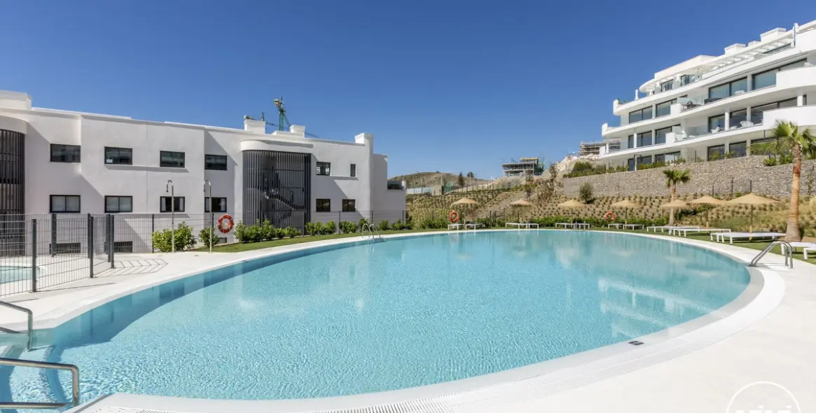 Sale of middle floor apartment in Higueron 1