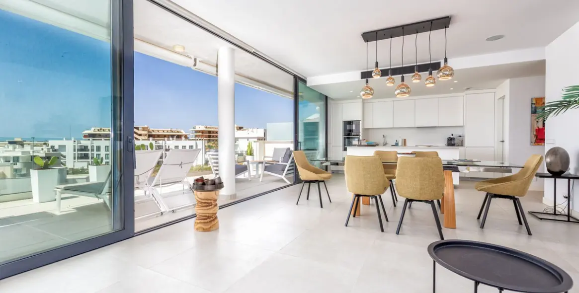 Sale of middle floor apartment in Higueron 6