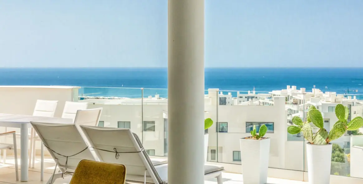 Sale of middle floor apartment in Higueron 8