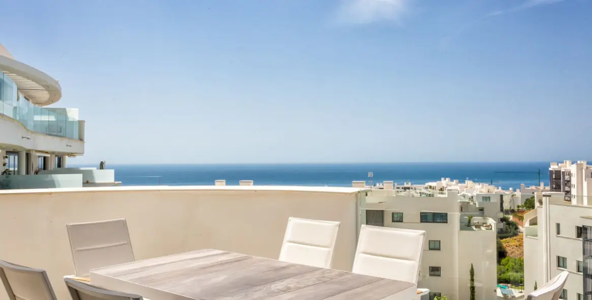Sale of middle floor apartment in Higueron 10