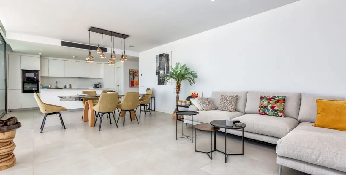 Sale of middle floor apartment in Higueron 11