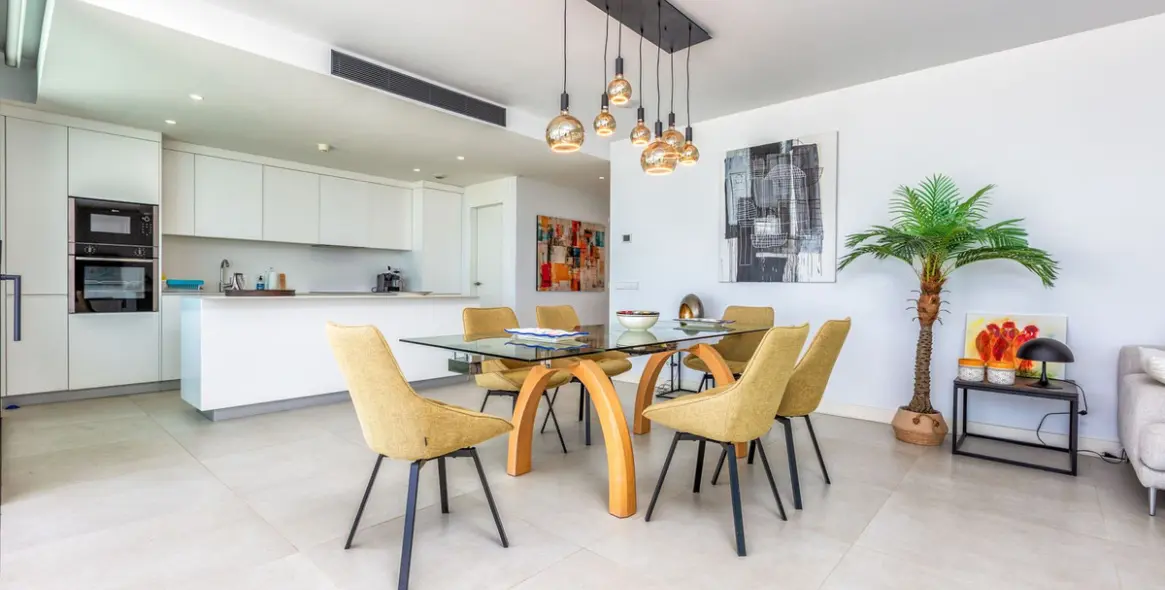 Sale of middle floor apartment in Higueron 12