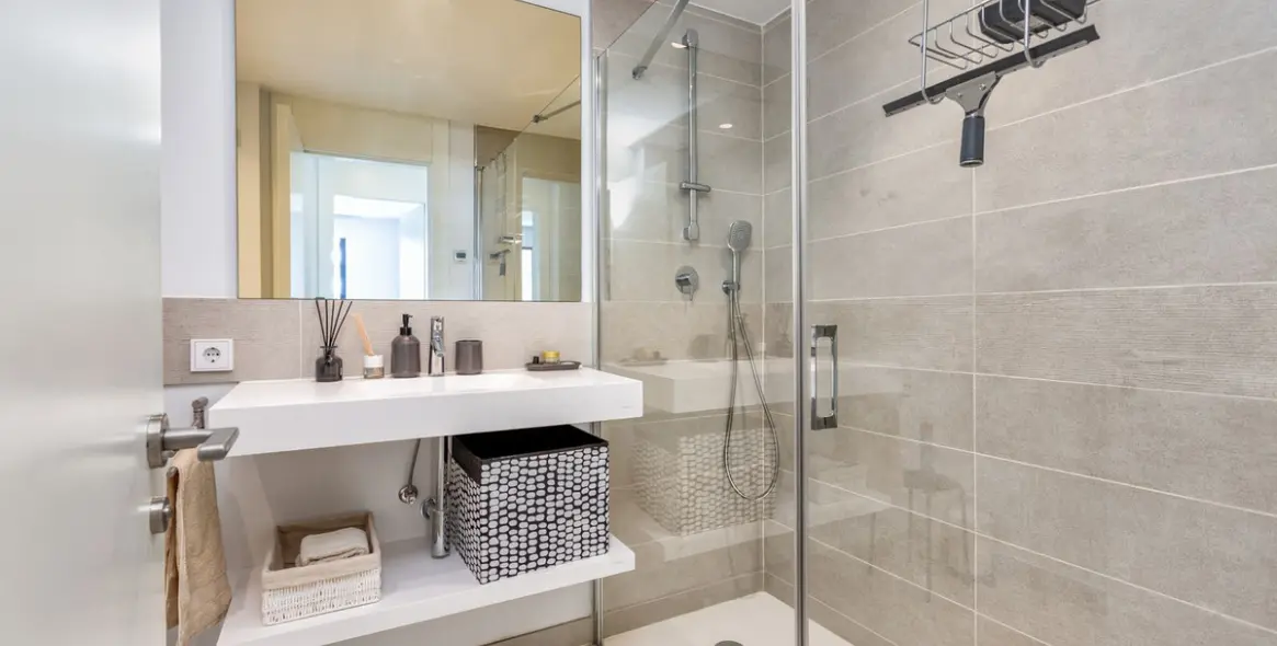 Sale of middle floor apartment in Higueron 17