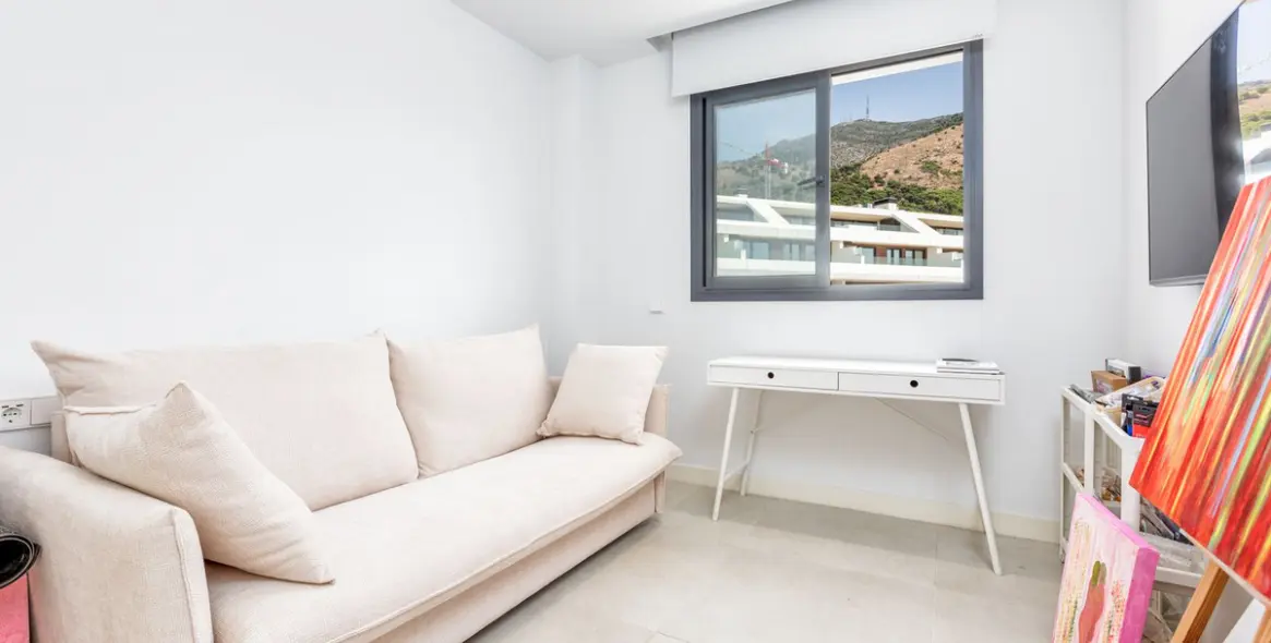 Sale of middle floor apartment in Higueron 21