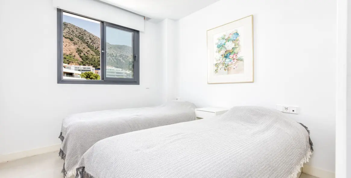Sale of middle floor apartment in Higueron 22