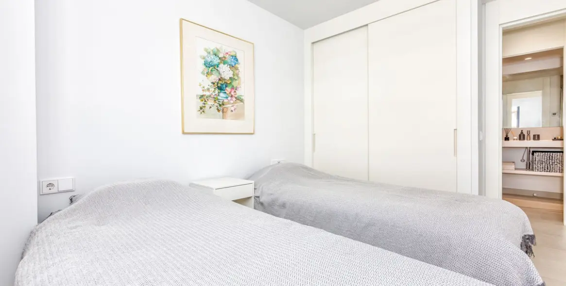 Sale of middle floor apartment in Higueron 23