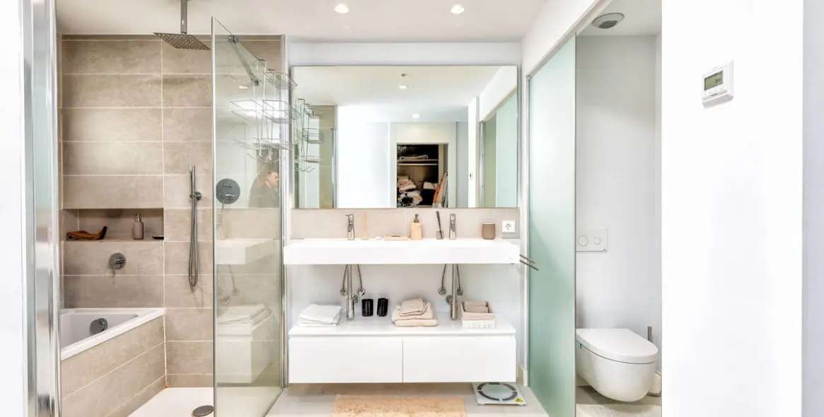 Sale of middle floor apartment in Higueron 24