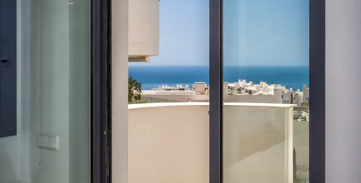 Sale of middle floor apartment in Higueron 27