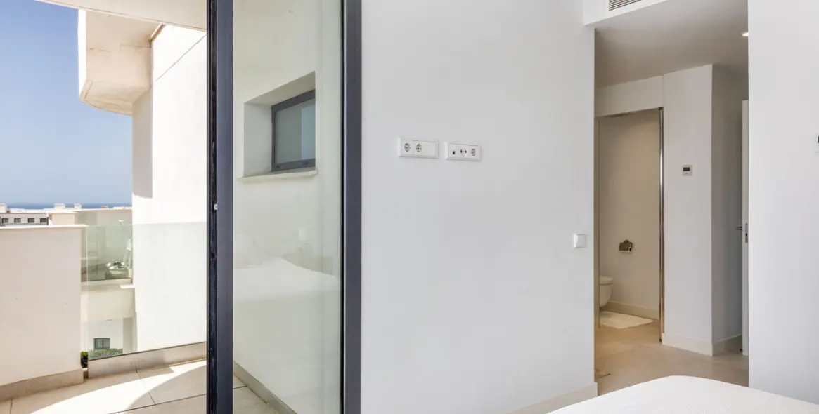 Sale of middle floor apartment in Higueron 29