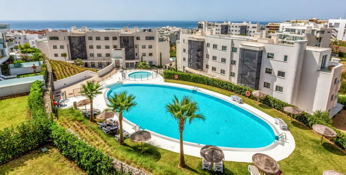 Sale of middle floor apartment in Higueron 30