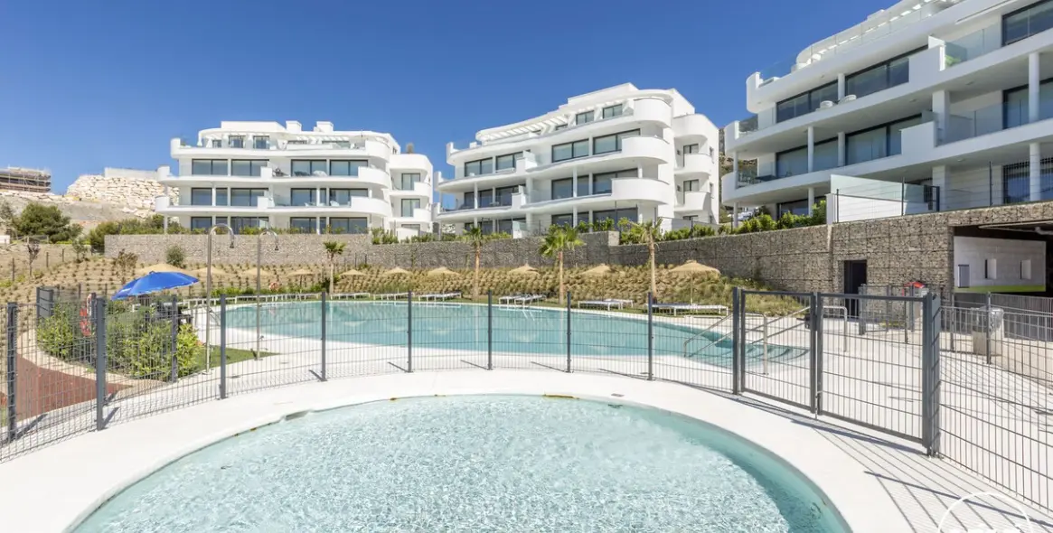 Sale of middle floor apartment in Higueron 35
