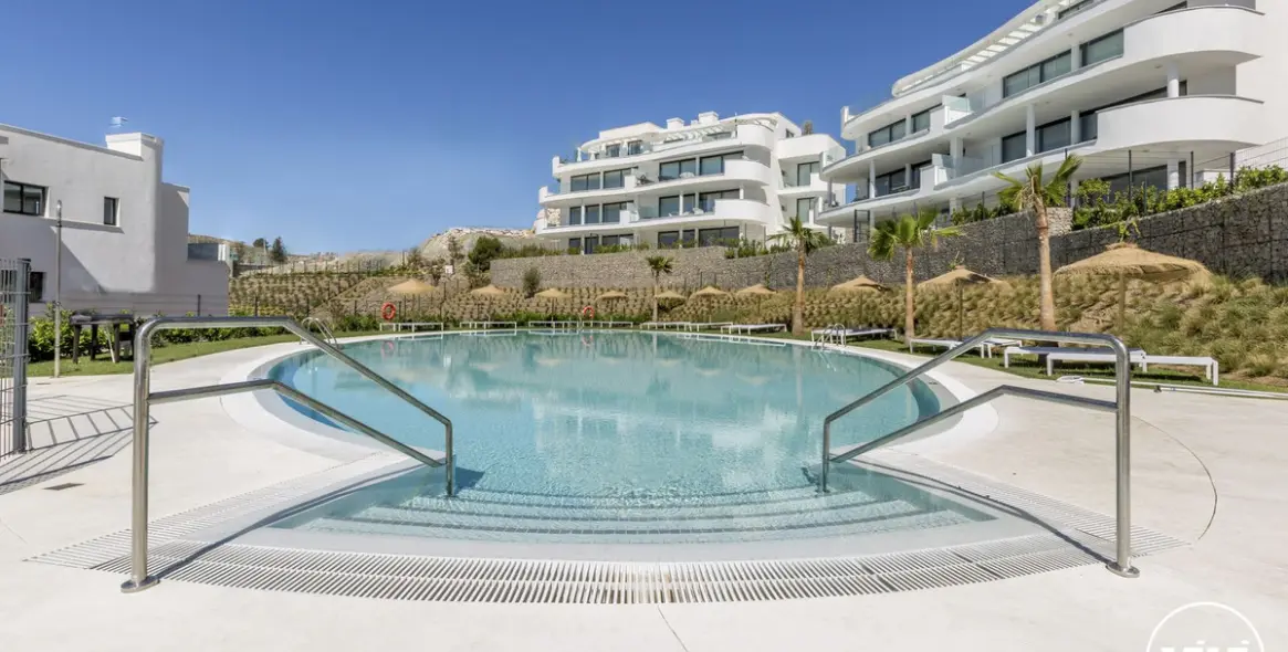 Sale of middle floor apartment in Higueron 36
