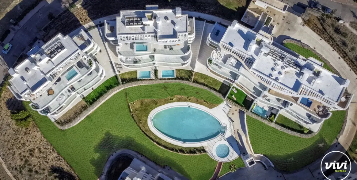 Sale of middle floor apartment in Higueron 38