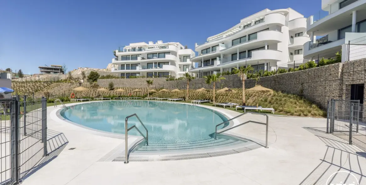 Sale of middle floor apartment in Higueron 39