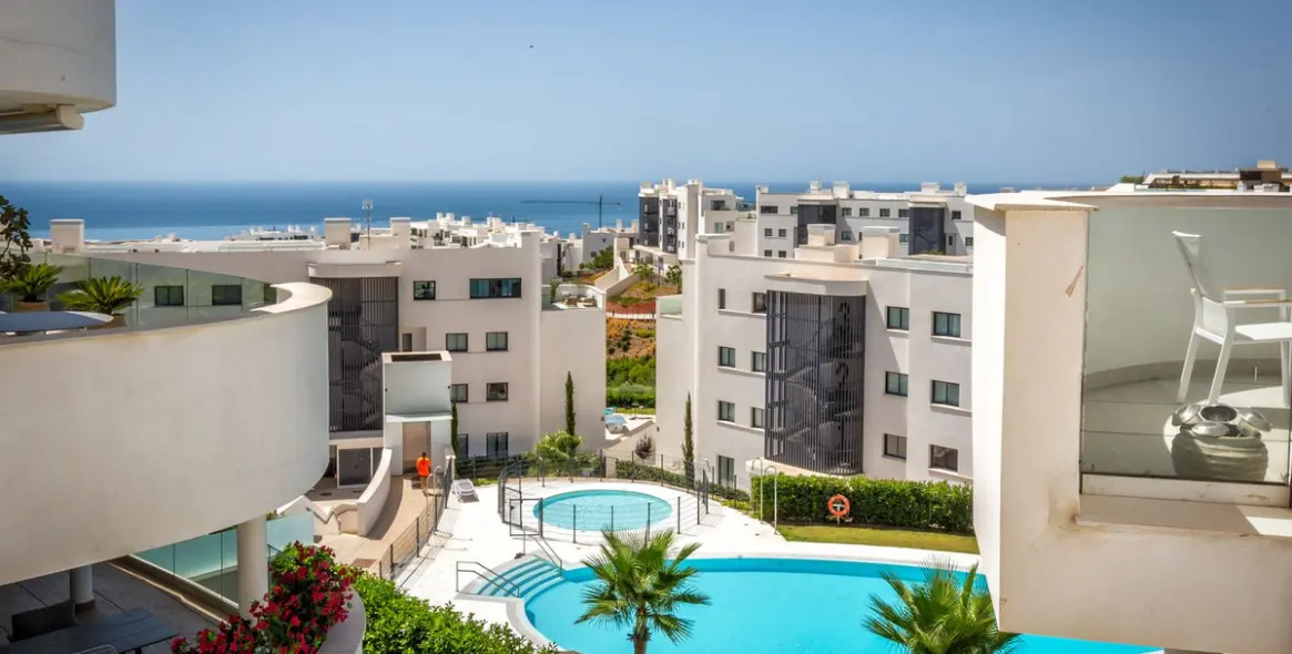 Sale of middle floor apartment in Higueron 40